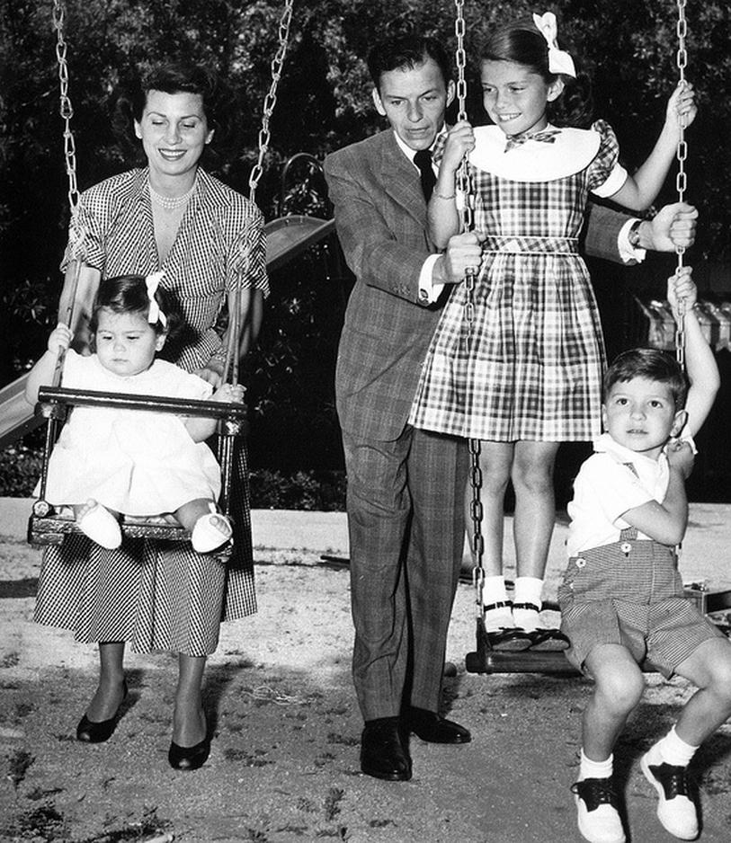 Les Origines de la Famille Sinatra : De l’Amour Jeune à la Gloire Éternelle