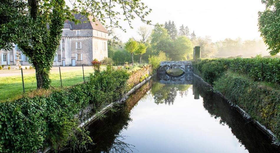 Stephanie Jarvis n’a montré aucun signe de vouloir vendre ou abandonner sa part dans le domaine. Les trois copropriétaires continuent de vivre, gérer et rénover ensemble le château. Après seize ans d’efforts, elle considère désormais le modèle viable et durable. La restauration est toujours en cours, notamment de la chapelle et d’un lac historique asséché sur la propriété.
