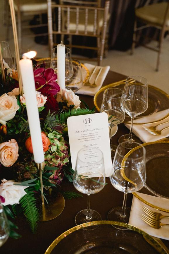 Une tradition populaire est le renouvellement des vœux. Le couple réaffirme son amour et son engagement devant famille et amis. Cette cérémonie, souvent émouvante, peut être simple ou solennelle selon les préférences. Elle incite à revisiter 50 années d’histoire commune.