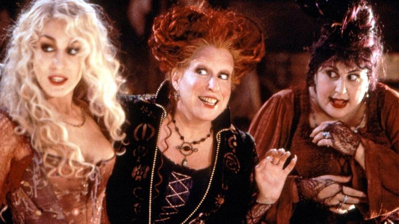 Winifred est célèbre pour son look extravagant : cheveux roux bouffants, robes vertes et violet foncé, et un caractère autoritaire. Elle possède un grimoire unique, leManuel de Sorcellerie et d'Alchimie, offert par la Mère Sorcière et central dans leur magie.