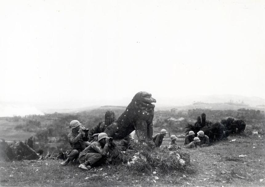 Les Japonais avaient abandonné la défense classique des plages. Ils préféraient une défense intérieure, rendant l’avance américaine difficile. Tunnels, grottes et fortifications en pierre étaient utilisés pour lancer des contre-attaques et des embuscades.