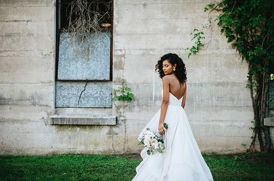 Organiser un mariage, ce n’est pas uniquement choisir une robe ou un costume. C’est jongler avec les émotions, les relations et parfois la réalité financière. Et parfois, il faut se résoudre à ne pas inviter certaines personnes, ce qui n’est jamais simple.