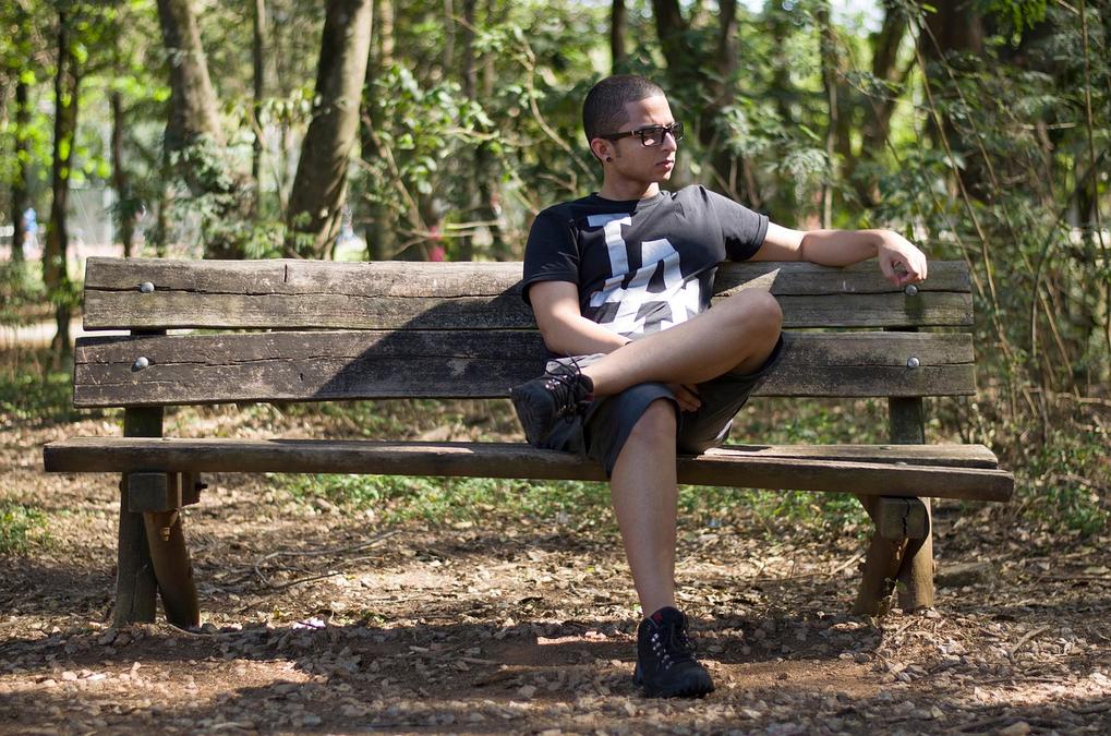 Le stress est inévitable. Un garçon chill maîtrise des techniques comme la pleine conscience et la respiration profonde. Par exemple, la méthode "4-7-8" consiste à inspirer 4 secondes, retenir 7, puis expirer lentement 8 secondes. Cela calme rapidement le système nerveux.