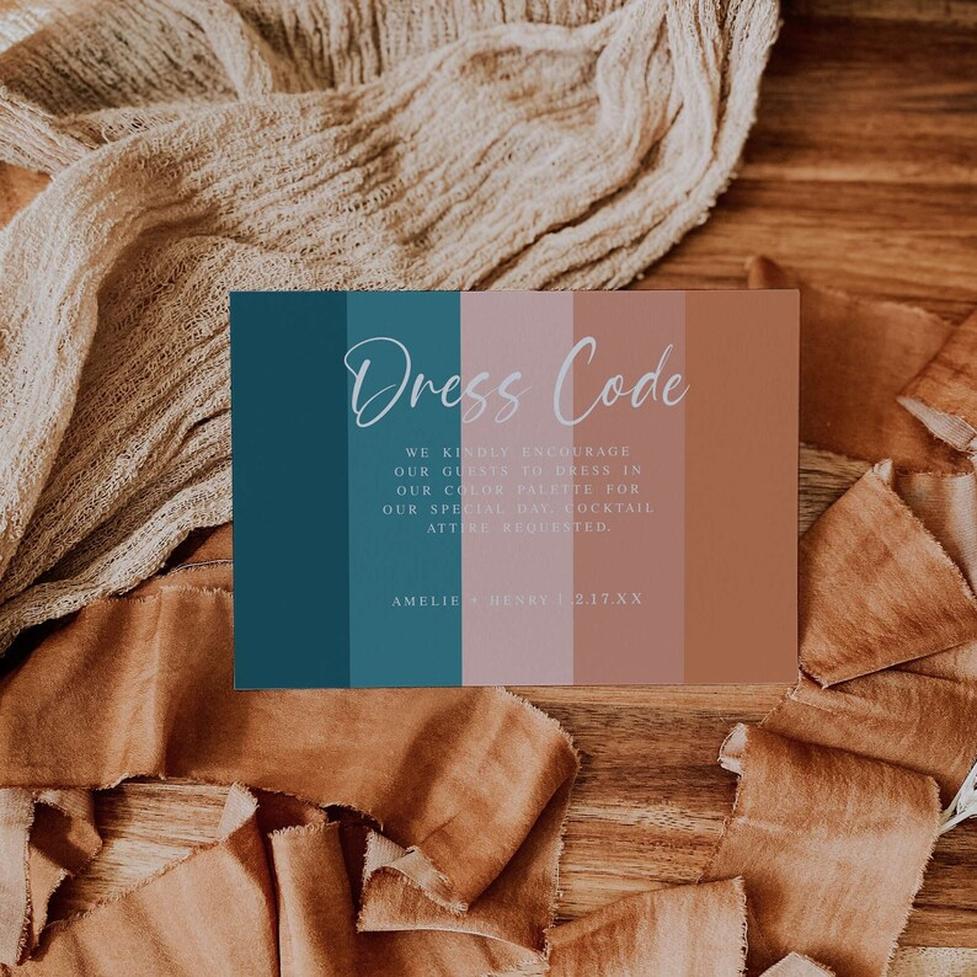 Les robes rose pâle, bleu pastel ou tons nude semblent inoffensives, mais à la lumière tamisée de la soirée, elles peuvent tromper l’œil et passer pour du blanc. Résultat : un incident vestimentaire à la clé.