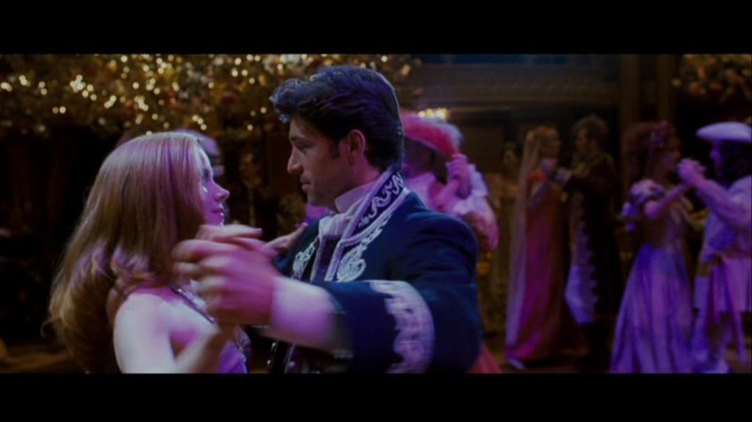 Julia Roberts et Hugh Grant offrent une alchimie indéniable. C’est justement cette rencontre improbable qui captive, mêlant la magie d’un coup de foudre et les difficultés de concilier deux univers opposés.