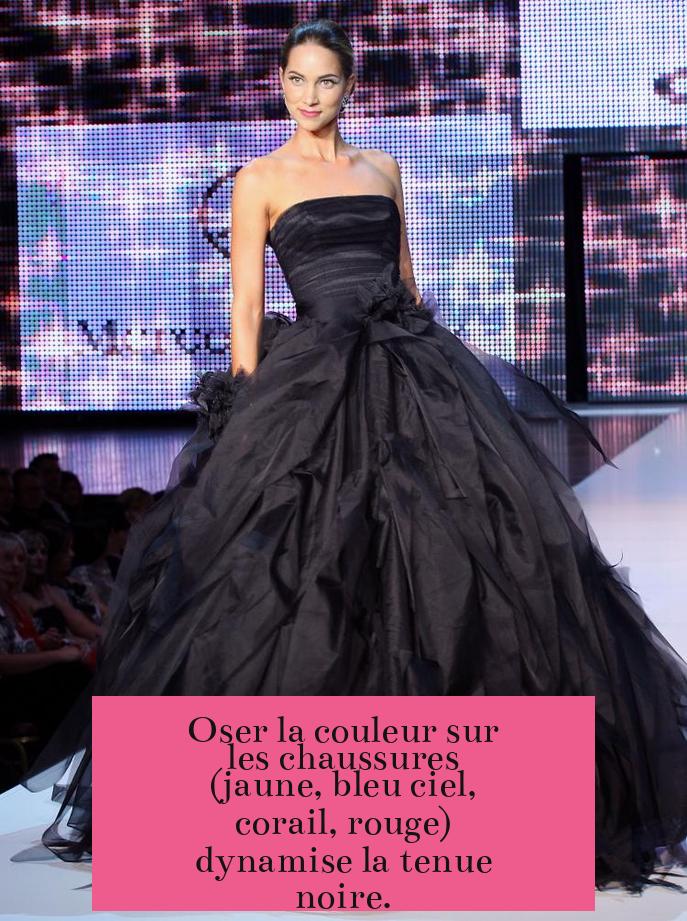 Oser la couleur sur les chaussures (jaune, bleu ciel, corail, rouge) dynamise la tenue noire.