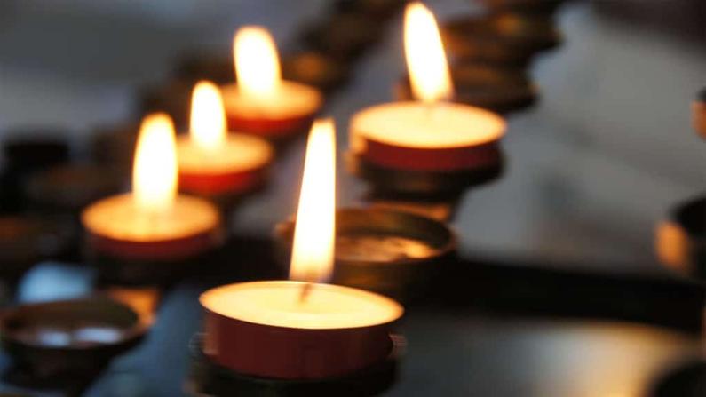 On voit souvent, à côté des obsèques sans cérémonie, cette forme comme un juste milieu entre rien et un rituel chargé de religion.
