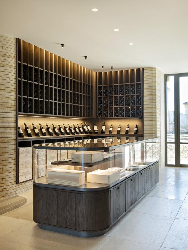 Avez-vous déjà dégusté un vin du Château de Ferrand en connaissant cette belle histoire familiale qui l’accompagne ? Le vin ne vaut-il pas mieux quand on connaît l’âme qui l’a porté ?