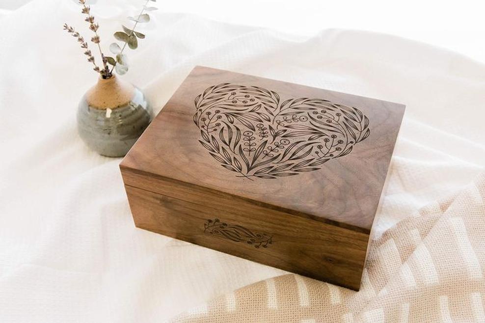 La manière de présenter le cadeau joue un rôle décisif. Un emballage soigné, personnalisé ou original magnifie l’objet et valorise l’intention.
