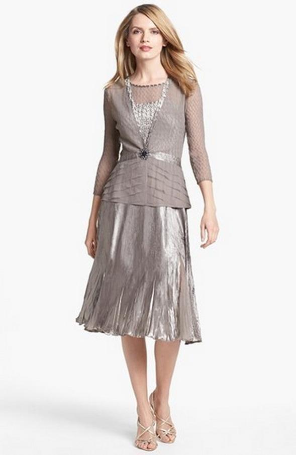 Pour un mariage, éviter les doudounes ou parkas. Privilégier des matières délicates comme la laine fine, le tweed, ou des tissus fins et brillants. Les coupes doivent être soignées, avec un col élégant.