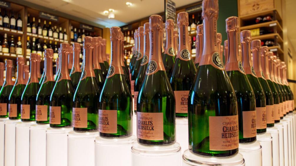 Le vin d’honneur est souvent le premier moment où les bulles se font entendre. Le conseil classique est de prévoirune bouteille de champagne pour 4 personnes, soit 2 coupes chacun. Pour 100 personnes, cela donne environ 25 bouteilles.