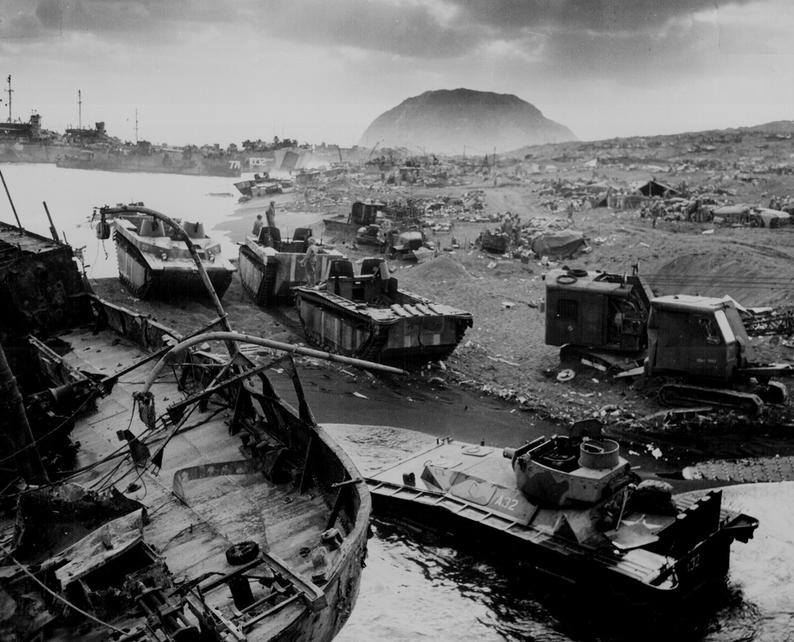 Au-delà des soldats américains, la tragédie d’Okinawa touche aussi profondément les civils et les combattants japonais. Environ 90 000 soldats japonais ont péri, épaississant le sombre nuage de la bataille. Mais ce sont surtout les civils, jusqu’à 150 000, qui ont payé le prix le plus lourd, souffrant de bombardements, de conflits et de suicides de masse. Plus de la moitié de la population civile d’Okinawa a été tuée ou blessée. Ce n’est pas un chiffre, mais une horreur humaine difficile à imaginer.
