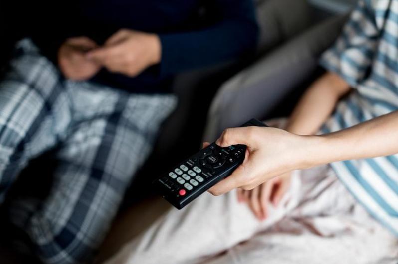 Des rôles proches mais différents : quand regarder ne veut pas dire rester inactif