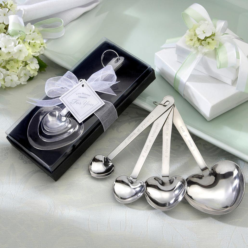 Petits pots de miel ou de confiture, souvent faits maison ou régionaux, représentent un cadeau symbolique. Chaque tartine rappellera le mariage :