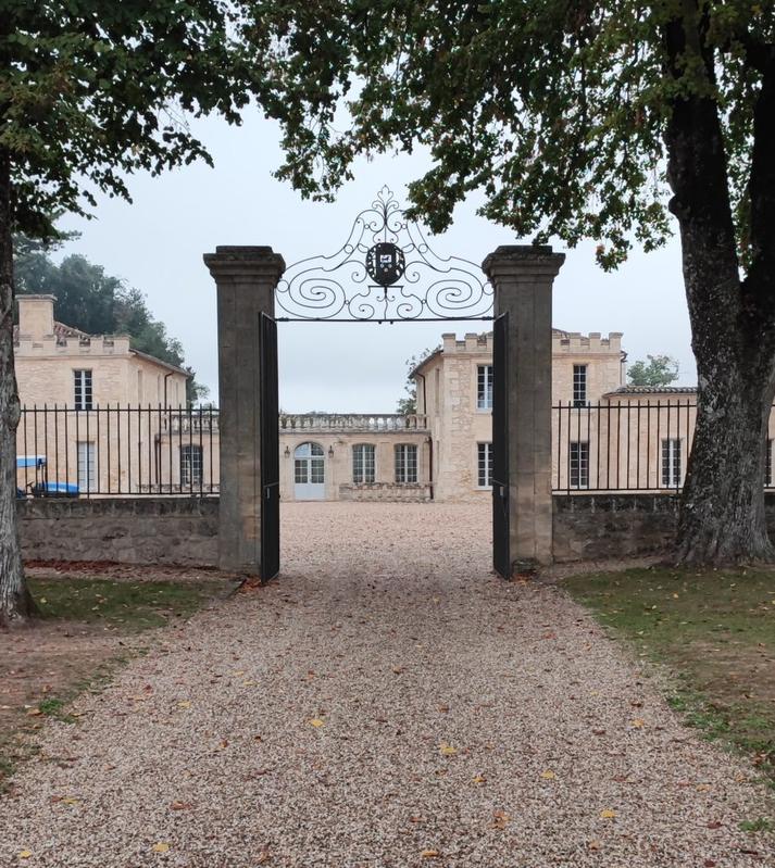 Baron Marcel Bich a acquis le Château de Ferrand en 1977, débutant une tradition familiale qui se poursuit.