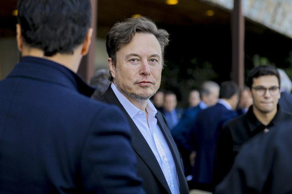 Musk différencie une force créatrice d’un observateur moral. Il exprime des doutes sur l’existence d’un Dieu qui jugerait continuellement nos actions.