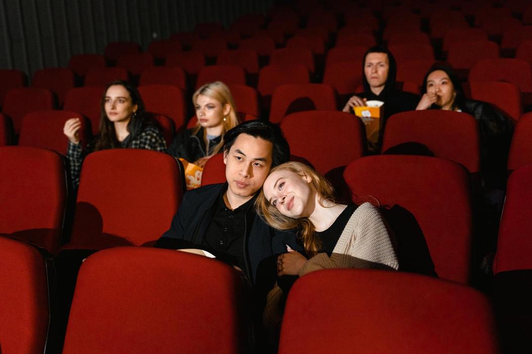Mais qu’est-ce qui fait vraiment un film d’amour ? Et pourquoi sommes-nous si nombreux à nous laisser embarquer dans ces récits affectifs, parfois au point de verser une larme incontrôlable ? Décortiquons ce phénomène sous toutes ses coutures.