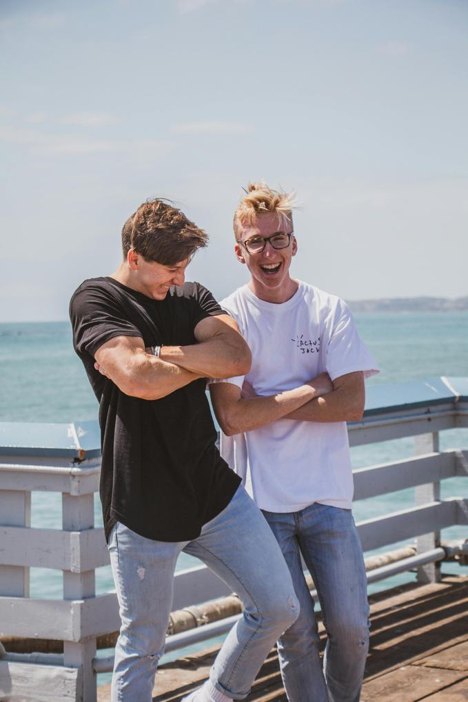 Un Chill Guy, c’est avant tout une vibe, une attitude. Il a ce truc qui fait qu’on se sent instantanément à l’aise en sa présence.Relaxé, amusant, et confiant sans jamais en faire trop, il sait naviguer dans la vie avec ce calme naturel dont beaucoup rêvent. Mais à quoi ressemble vraiment ce mystérieux Chill Guy ? Zoom sur ce personnage aux atouts parfois insaisissables.