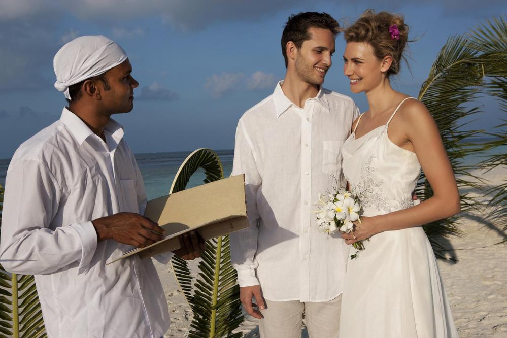 Cette liberté permet aussi d’intégrer vos convictions, votre style, votre histoire. C’est un espace d’expression unique où le couple peut réellement prendre la parole, choisir un officiant qui leur ressemble, et écrire leur propre cérémonie.
