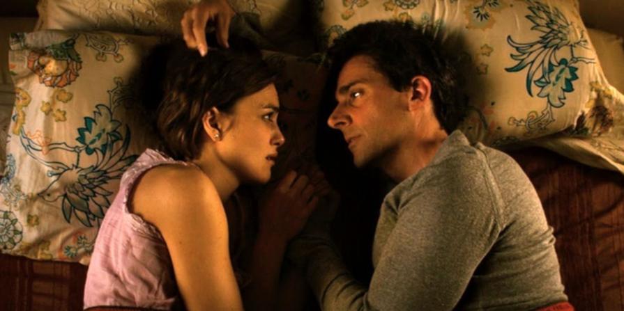 Par exemple,Cruel Intentions(1999) met en lumière des personnages manipulateurs et pervers, avec des enjeux de séduction tordus qui vont bien au-delà des simples papillons dans le ventre. Le pari fou de séduction entre Sebastian et la naïve Annette illustre parfaitement ce côté obscur.