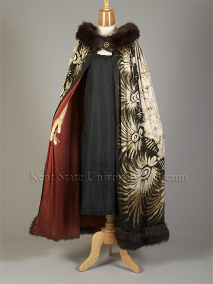 « À l’époque victorienne, les manches bouffantes des robes de dames étaient trop larges pour passer dans des manches de manteau. Elles portaient donc des capes. » – syriejames.com