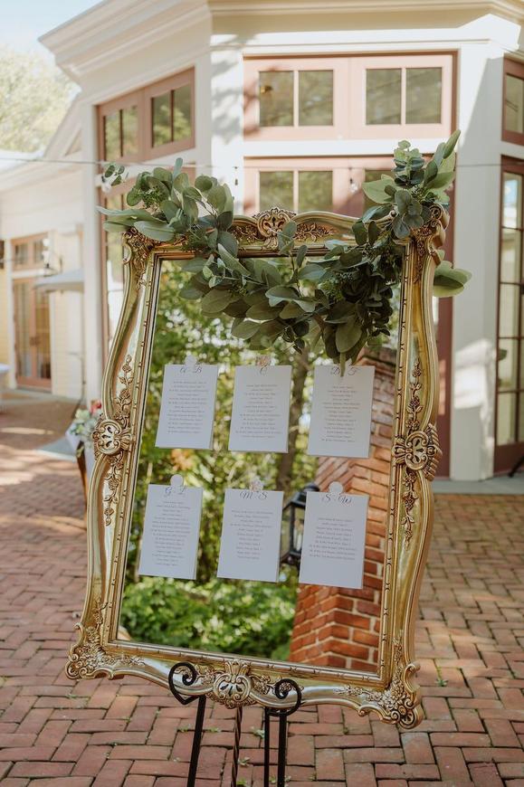 L’éco chic privilégie la nature : herbes aromatiques en sachets de jute, paniers de fruits. Les couleurs vertes dominent. Le 3D gagne en popularité avec des cartes escort modernes en relief.