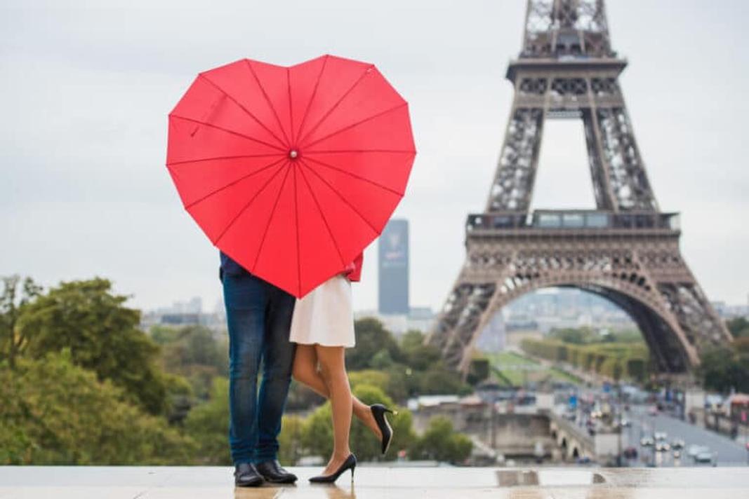 « Ami d'amour » peut s’employer pour parler d’une relation ambiguë, où une amitié évolue vers l’amour. C’est aussi un terme poétique, moins commun dans la langue quotidienne.