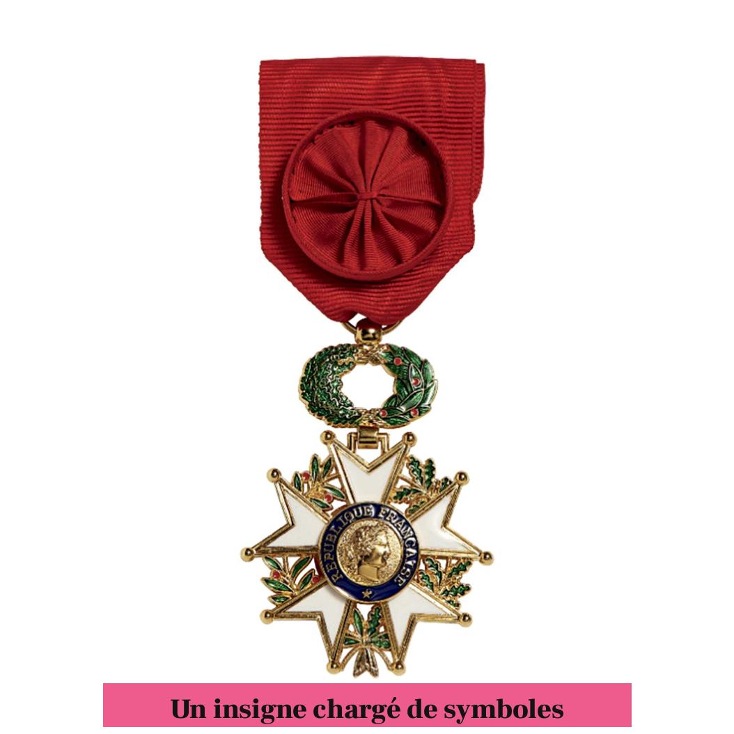 Un insigne chargé de symboles