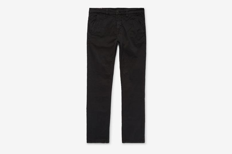 Vous avez déjà vu des boutiques séparées entre "Vêtements pour Femme" et "Vêtements pour Homme". C’est exactement ça : la première catégorie s’adresse aux dames, avec robes, jupes et blouses. Le second groupe cible les hommes et leurs spécificités stylistiques et fonctionnelles.