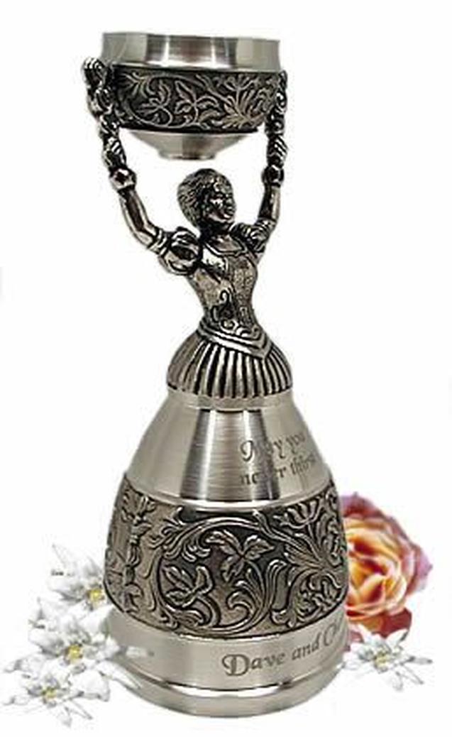Traditionnellement, les mariés utilisent la coupe pour trinquer l’un avec l’autre pendant la réception. Cependant, dans les mariages contemporains, il est plus fréquent que les couples utilisent des verres à Champagne classiques pour le toast.