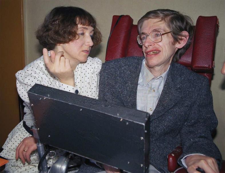 Cette union ne se déroule pas sans heurts. Les enfants de Stephen, notamment Lucy et Timothy, critiquent leur belle-mère, lui reprochant de réduire leurs visites. Pire encore, en 2003, des accusations de maltraitance physique à l’encontre d’Elaine émergent, dénoncées par d’autres membres de l’équipe soignante. La police ouvre une enquête, qui s’interrompt cependant, Stephen réfutant ces accusations.