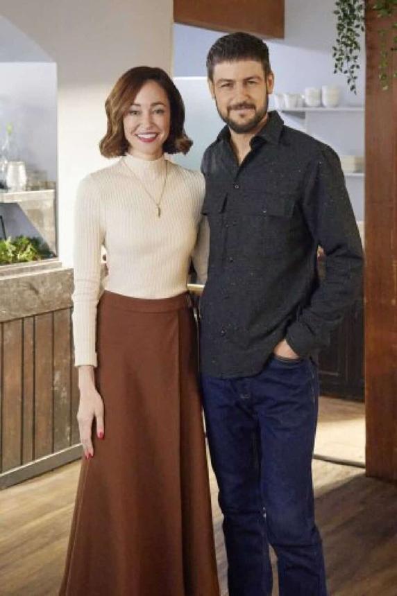 Always Amore est une tendre histoire sur Elizabeth, une veuve qui lutte pour maintenir à flot le restaurant italien hérité de son défunt mari, tout en apprenant à ouvrir son cœur au changement et à un nouvel amour.Ce film mêle émotions, cuisine, et une touche d’Italie. Alors, c’est quoi le secret d’Always Amore et pourquoi tant de spectateurs en raffolent ? On vous détaille tout ici.