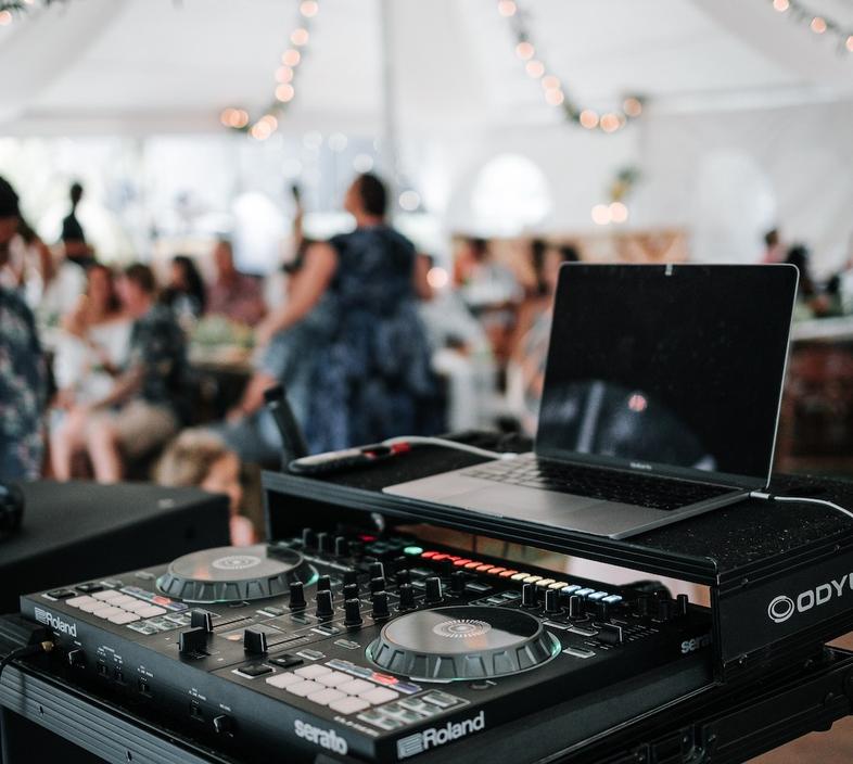 Pourquoi un DJ peut être la star discrète de votre mariage