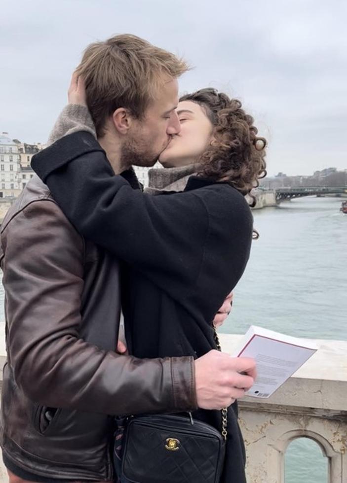 Le possessif « mon » s’emploie avant un nom masculin ou une voyelle, ce qui explique qu’on ditmon amourmême si on parle d’une femme.