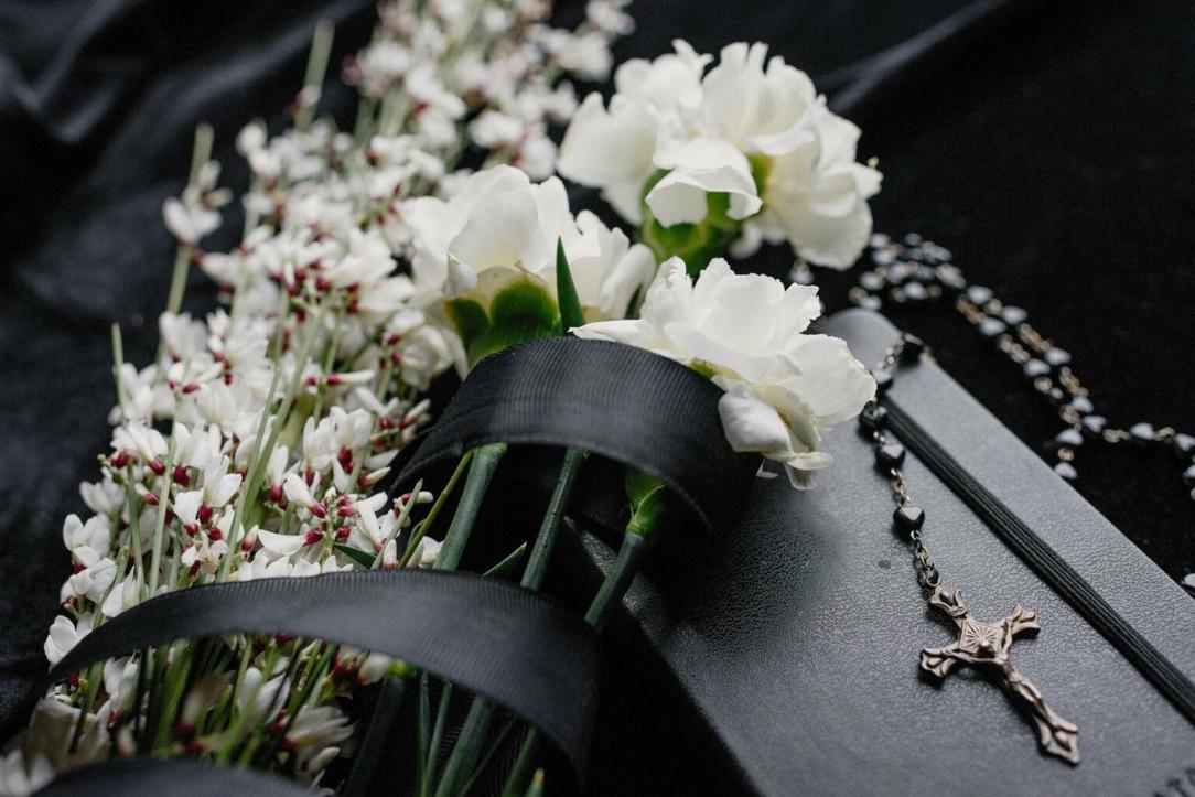 Premièrement, offrir des fleurs lors d’un enterrement est un geste fort. Il traduit votre soutien à la famille endeuillée et rend hommage au disparu. Si certaines cultures ou religions peuvent limiter ce geste, dans la plupart des cas, il reste un moyen simple et universel d’exprimer son affection. Néanmoins, il est crucial de respecter les volontés des proches. Une famille peut préférer un don à une association ou un autre acte symbolique. Alors, avant de commander, renseignez-vous.