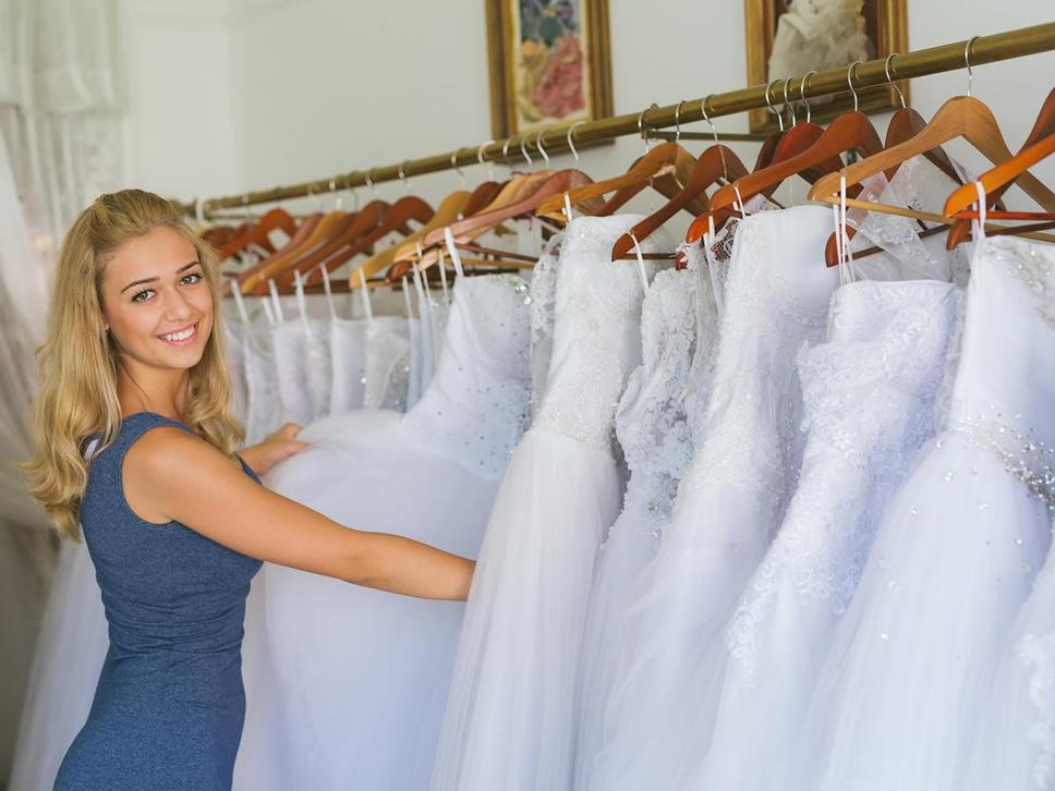 Les robes signées par des grandes maisons comme Vera Wang affichent des tarifs élevés. La renommée influence directement le prix.
