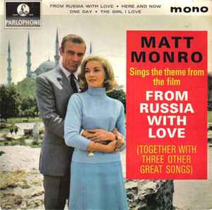 À vous, amateur de musique, cela vous semble peut-être évident, mais ce n’était pas une décision prise à la légère. Matt Monro avait un style classique, suave, mais accessible. Sa voix correspondait à l’image que l’on voulait donner à James Bond : classe et charme discret. Le choix d’un chanteur avec un tel contrôle vocal permet d’offrir une chanson à la fois émotionnelle et rassurante.
