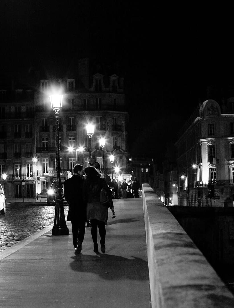 Le français n’est pas la seule langue à avoir des expressions passionnées équivalentes. Quand on traduit « J’adore Paris » en anglais, espagnol ou allemand, on trouve souvent « I love Paris », « Amo París », ou encore « Ich liebe Paris ». Chaque langue apporte sa touche particulière.