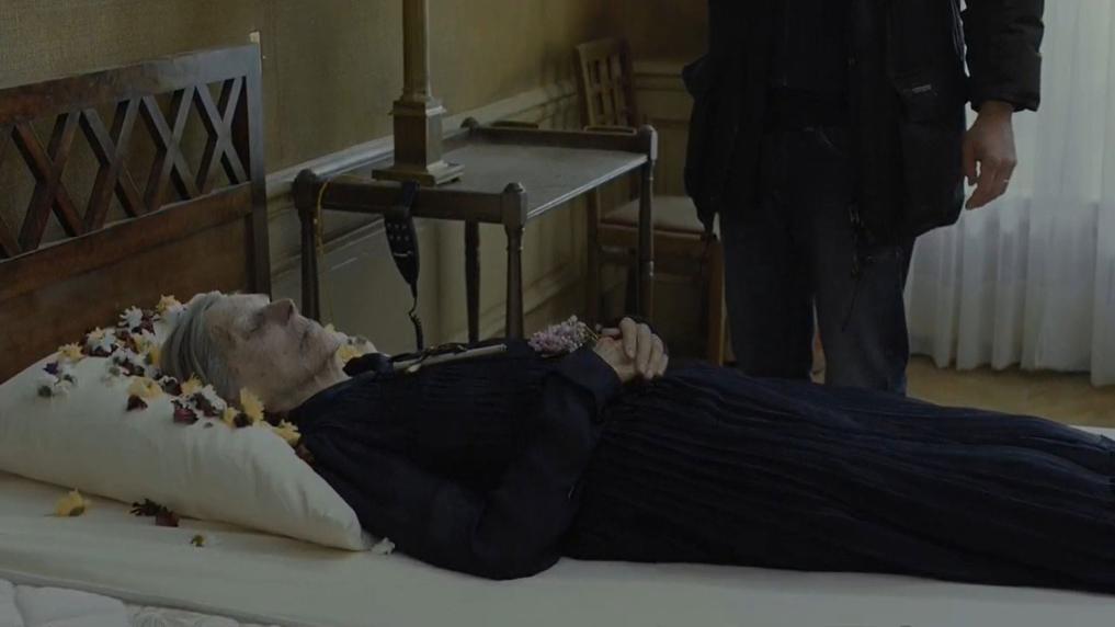 En confinant l’histoire à un seul appartement, Haneke montre comment un lieu familier peut devenir étouffant, symbolisant la douleur et l’isolement. L’appartement devient une sorte de purgatoire pour le couple.