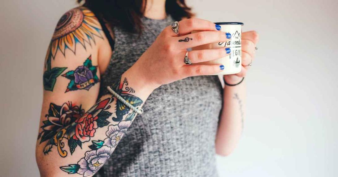 Cela laisse entendre que le sentiment ou l’intention derrière la marque corporelle est essentiel plutôt que la marque en elle-même.