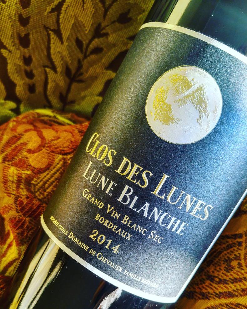Il vaut la peine de noter que la famille Bernard ne débute pas dans le néant. Leur histoire remonte à 1155, bien antérieure à celle du domaine lui-même. Cette longévité dans le secteur des vins et spiritueux confère une expertise rare, et une vision de long terme pour Domaine de Chevalier.