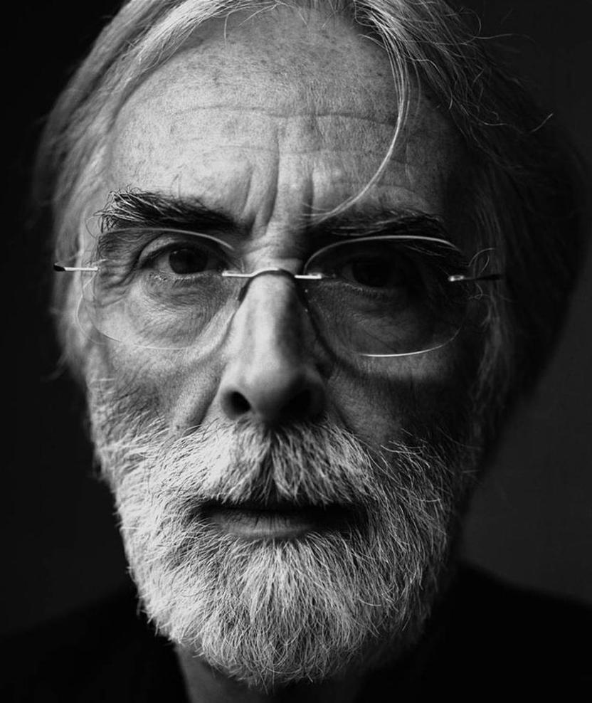 Haneke participe à des interviews en anglais, démontrant sa capacité à converser dans cette langue malgré ses réserves. Son discours est souvent un mélange fluide de plusieurs langues européennes.
