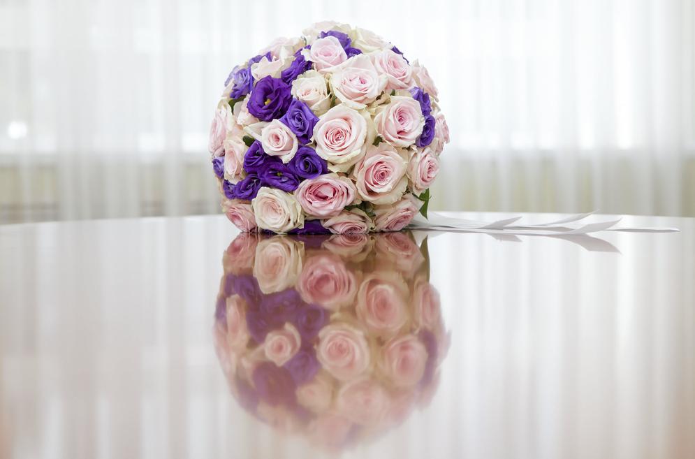 La musique idéale pour le lancer du bouquet est celle qui crée une ambiance festive, suscite l’émotion et invite tout le monde à participer à cette tradition avec enthousiasme.Ni trop longue ni trop lente, elle doit accompagner le geste avec harmonie et donner le ton au moment.