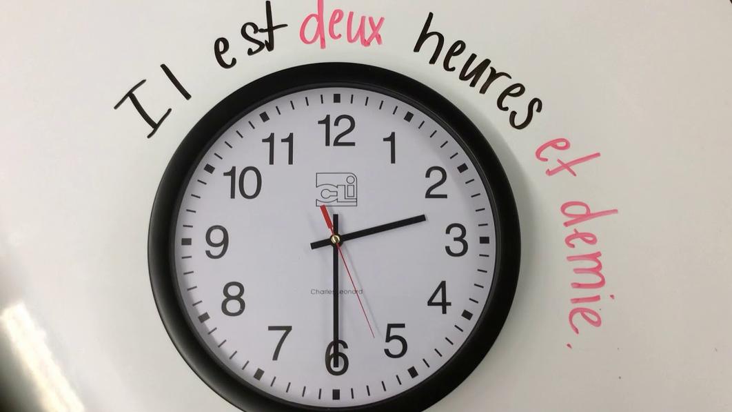 « Tout à l’heure » est une expression française indiquant un court laps de temps proche du moment présent, que ce soit dans le passé récent ou dans un futur immédiat.Elle signifie donc soit « à l’instant », soit « dans un instant ». Son usage reflète cette double temporalité.
