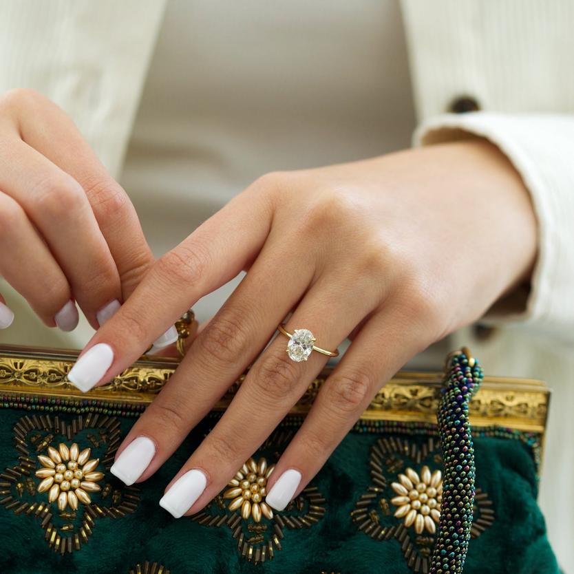 Ainsi, pour la manucure, le timing est important, mais la sérénité l’est encore plus. Une chose est sûre : des ongles réussis ne s’improvisent pas au dernier moment. Initialisez votre plan beauté quelques semaines avant, établissez une routine, et sinon, gardez la formule magique d’un à deux jours avant le mariage pour la pose finale.