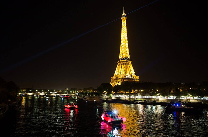 La première édition parisienne remonte à 2002, lancée par la mairie de Paris sous la direction artistique de Jean Blaise. L’objectif était d’animer la ville autrement, en transformant des lieux familiers en espaces artistiques surprenants.