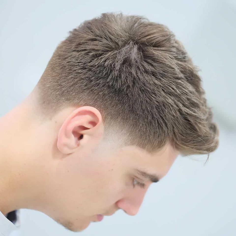 Certains comme le "high taper" permettent un jeu de longueurs très marquées, idéal pour ceux qui osent un look moderne. Tandis que le "low taper" convient parfaitement au bureau et aux occasions formelles.