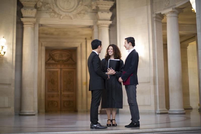 Il arrive que certaines familles désapprouvent un mariage civil, surtout si elles privilégient une cérémonie religieuse. Ce choix peut entraîner des tensions familiales.
