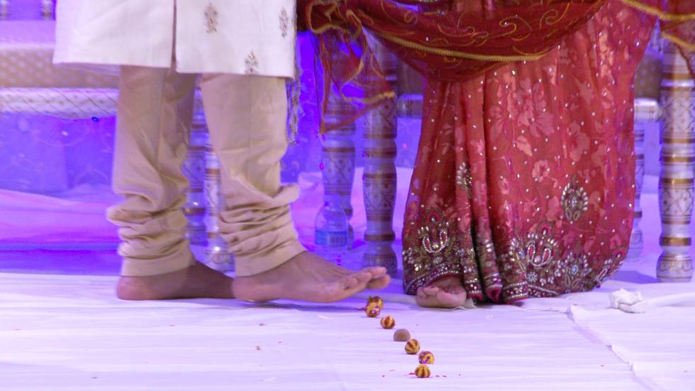 Habituellement, le marié arrive avant la mariée. Celle-ci est souvent accompagnée de son père, avec une musique choisie. Selon le style, les deux peuvent arriver ensemble.