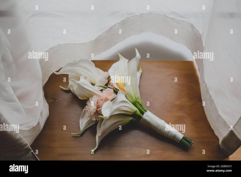 Qui doit donner le bouquet à la mariée ? Une tradition à réinventer avec amour